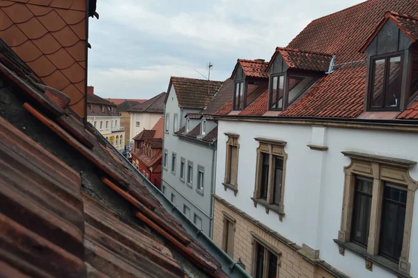 Detailní Záběr Krásné Oranžové Střechy Starověkých Evropských Domů Pod Zataženou — Stock fotografie