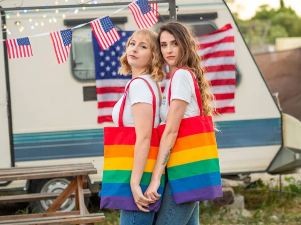 Twee Jonge Kaukasische Vrouwen Met Tassen Met Lgbt Vlaggen — Stockfoto