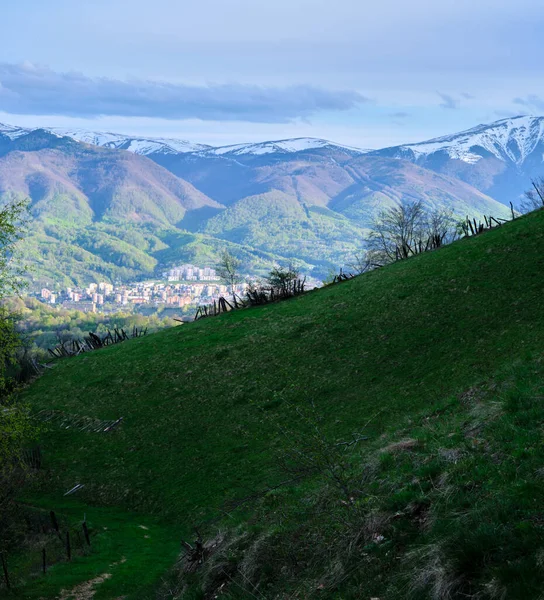 Scenic View Village Foot Mountain Beautiful Green Mountain Slope Foreground — Stock Fotó