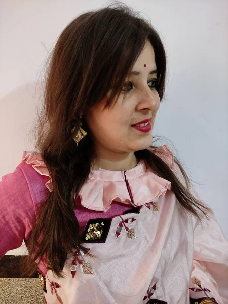 Young South Asian Female Posing Pink Traditional Sari — ストック写真