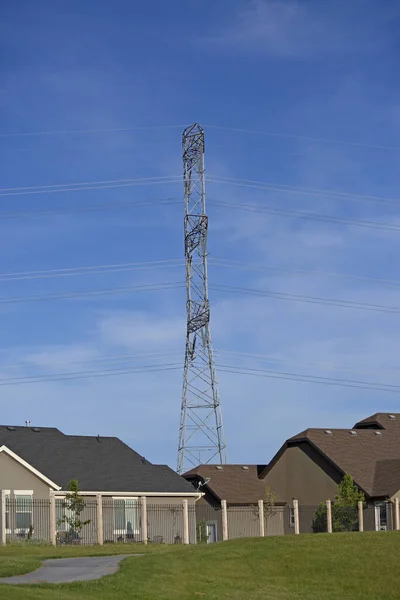 Tiro Vertical Bairro Com Área Verde Pilão Eletricidade Casas Lado — Fotografia de Stock