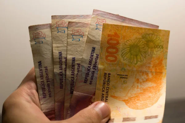 Close Uma Mão Segurando Uma Pilha Notas 1000 Pesos Argentinos — Fotografia de Stock