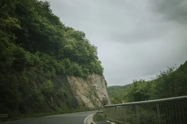 Tiro Close Uma Estrada Asfalto Cercada Pela Natureza Fundo Céu — Fotografia de Stock