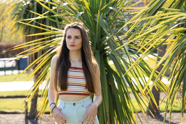 Een Portret Van Een Jonge Brunette Vrouw Staand Nabij Een — Stockfoto