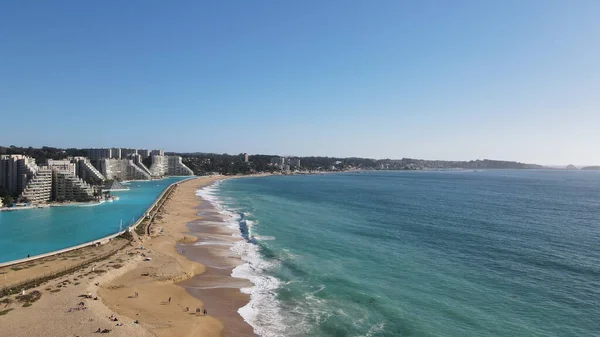 太陽の光と青空の下 ビーチや海に囲まれた崖の風景 — ストック写真