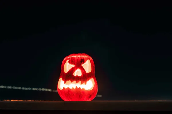 Nahaufnahme Eines Gruselig Beleuchteten Halloween Kürbisses — Stockfoto