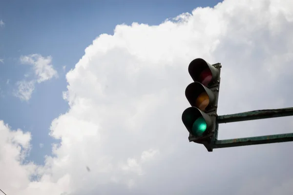 Низкоугольный Снимок Светофора Показывающий Зеленый Цвет Облачного Неба — стоковое фото