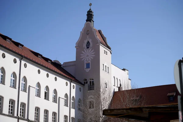 Bílá Budova Červenou Střechou Modrá Obloha Pozadí — Stock fotografie