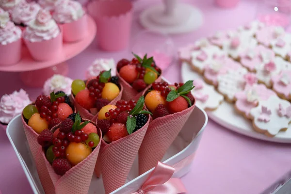 Fruta Fresca Bagas Cones Waffle Uma Mesa Festiva — Fotografia de Stock