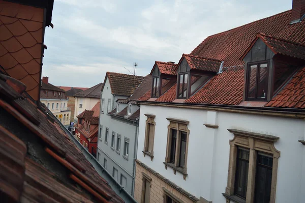 Detailní Záběr Krásné Oranžové Střechy Starověkých Evropských Domů Pod Zataženou — Stock fotografie