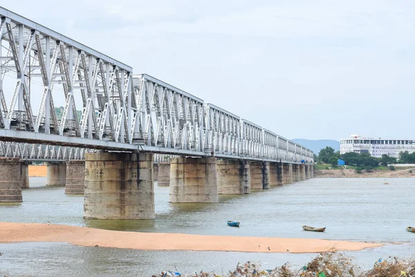 Een Landschap Van Een Trestle Brug Omringd Door Een Waterplas — Stockfoto