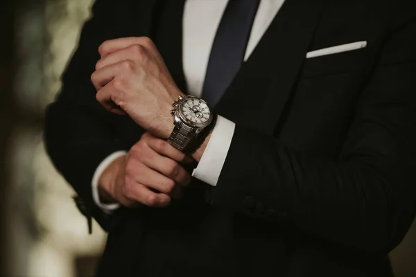 Een Mannelijke Manager Die Zijn Horloge Repareert — Stockfoto