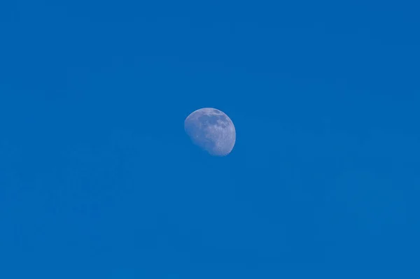 Widok Półksiężyca Błękitnym Niebie — Zdjęcie stockowe