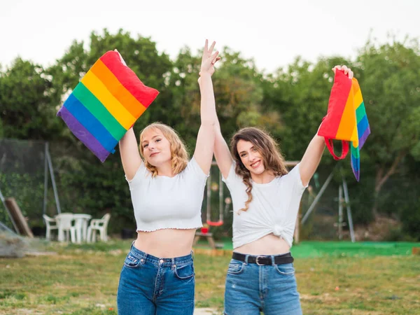 Twee Jonge Blanke Vrouwen Met Lgbt Vlaggen — Stockfoto