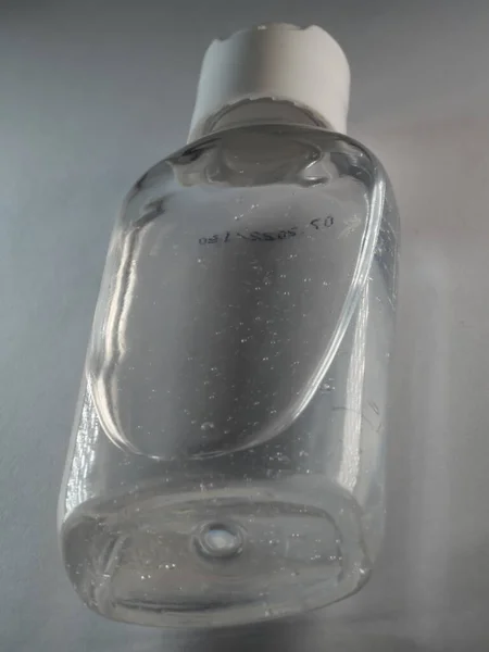 Boş Bir Yüzey Üzerinde Dezenfektanı Plastik Konteynırı — Stok fotoğraf