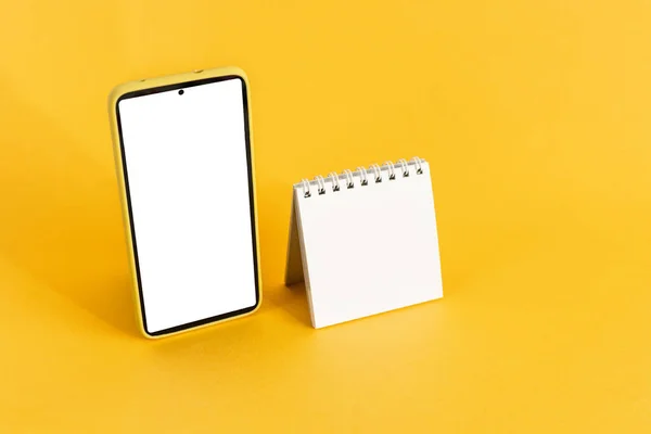 Primer Plano Calendario Blanco Teléfono Inteligente Sobre Fondo Amarillo — Foto de Stock