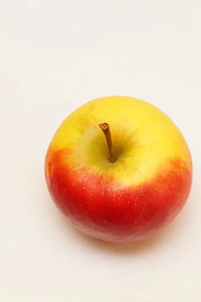 Die Beiden Elsteräpfel Isoliert Auf Weißem Hintergrund — Stockfoto