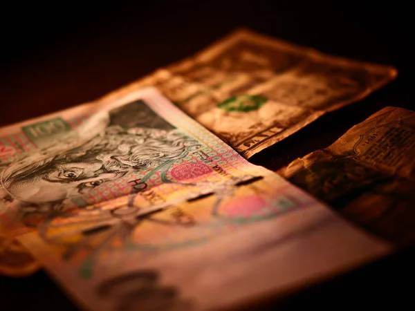 Çek Parasının Bulanık Bir Arka Planda Dolarlarla Yakın Plan Çekimi — Stok fotoğraf