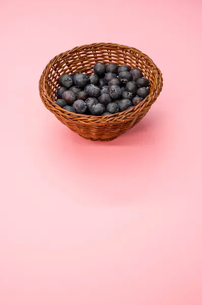 Primer Plano Arándanos Una Canasta Sobre Fondo Rosa — Foto de Stock