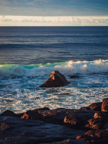 Хвилі Моря Падають Скелі Під Час Заходу Сонця — стокове фото
