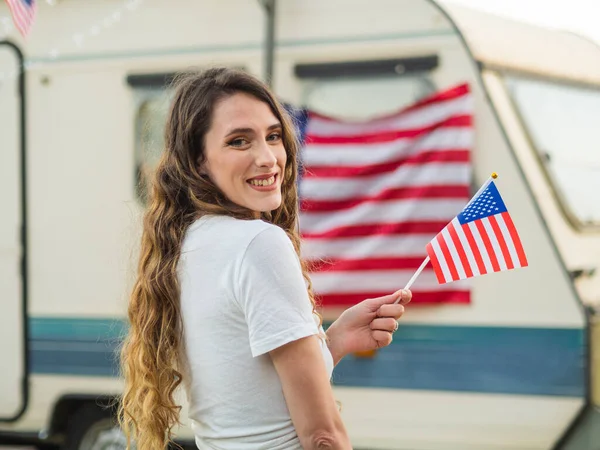 Uma Mulher Loira Branca Posando Com Bandeira Dos Eua — Fotografia de Stock