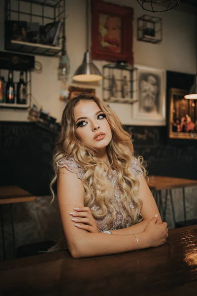 Una Foto Vertical Una Rubia Sentada Café —  Fotos de Stock