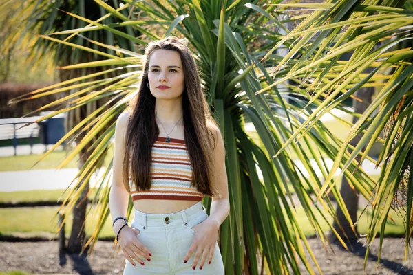 Retrato Uma Jovem Morena Perto Uma Palmeira Parque Dia Ensolarado — Fotografia de Stock