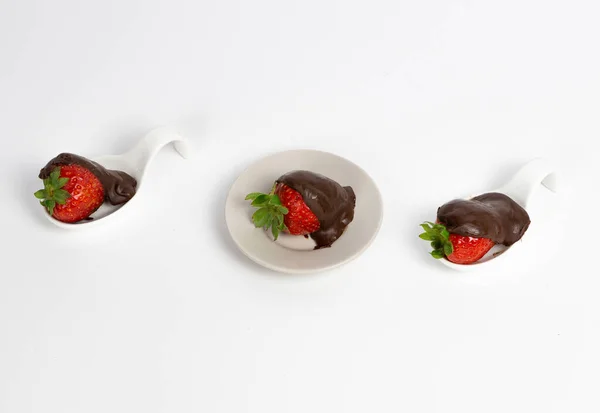 Erdbeeren Mit Schokolade Auf Weißem Hintergrund — Stockfoto