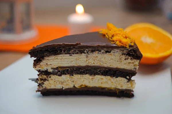 Ein Schokoladenkuchen Mit Orangencreme — Stockfoto