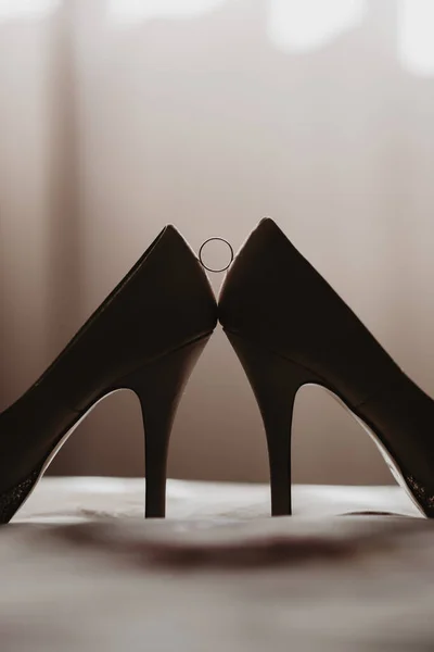 Gros Plan Une Paire Chaussures Talons Avec Anneau Entre Elle — Photo