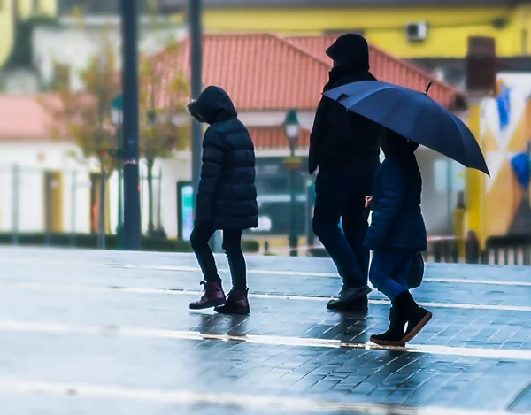 一个穿着厚夹克和雨伞在户外散步的漂亮照片 瑞尼的概念 — 图库照片