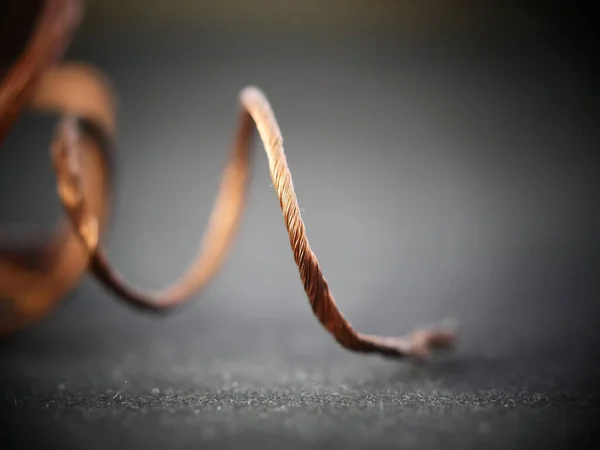 Närbild Guld Spiral Tråd Svart Yta — Stockfoto