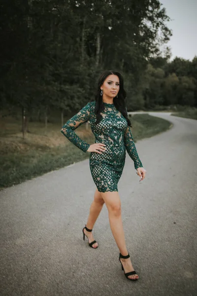 Tiro Vertical Uma Mulher Caucasiana Vestido Elegante Verde Uma Estrada — Fotografia de Stock