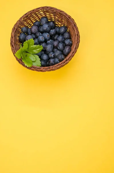 Closeup Shot Blueberries Basket Yellow Background — Stock Photo, Image