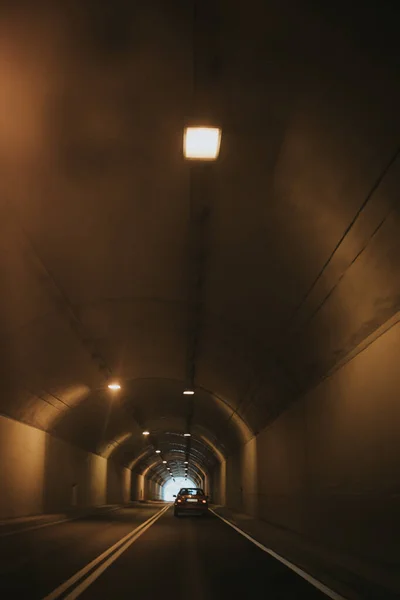 Eine Vertikale Aufnahme Einer Asphaltstraße Einem Tunnel — Stockfoto