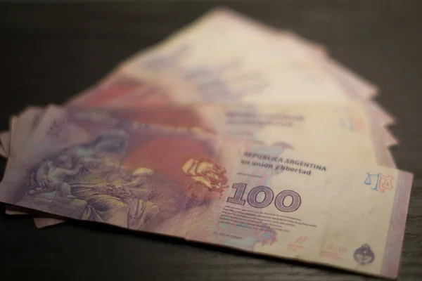 Selektivní Snímek Hromady Argentinských 100 Pesos Tmavém Dřevěném Stole — Stock fotografie