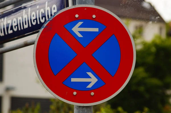 Verkeersbord Absoluut Niet Stoppen Midden Installatie Rechts Duits Teken Nee — Stockfoto