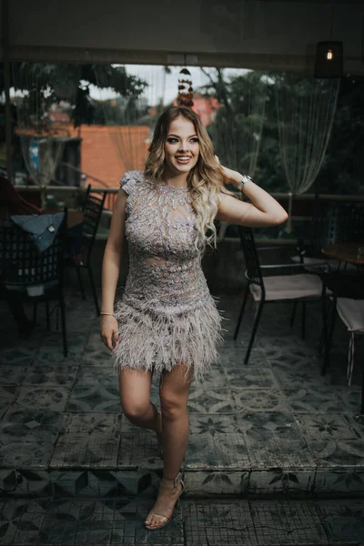 Şık Bir Kokteyl Elbisesi Içinde Gülümseyen Genç Bir Kadının Dikey — Stok fotoğraf