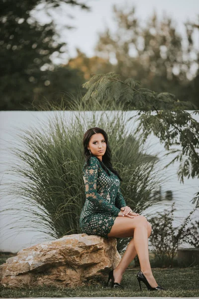 Tiro Vertical Uma Jovem Fêmea Vestido Noite Renda Turquesa Sentado — Fotografia de Stock