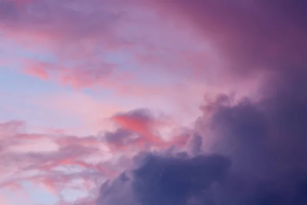 青い空と火の上のように劇的な積雲と日没の空の柔らかい鮮やかな色とマゼンタと赤のトーンを点灯 — ストック写真