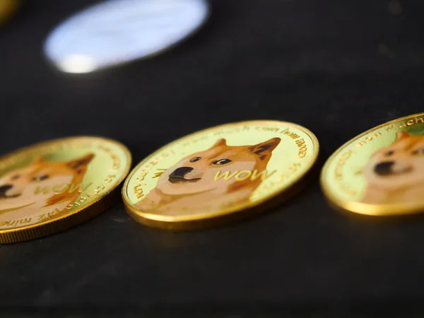 Gros Plan Trois Crypto Monnaie Dogecoin Mis Sur Surface Noire — Photo