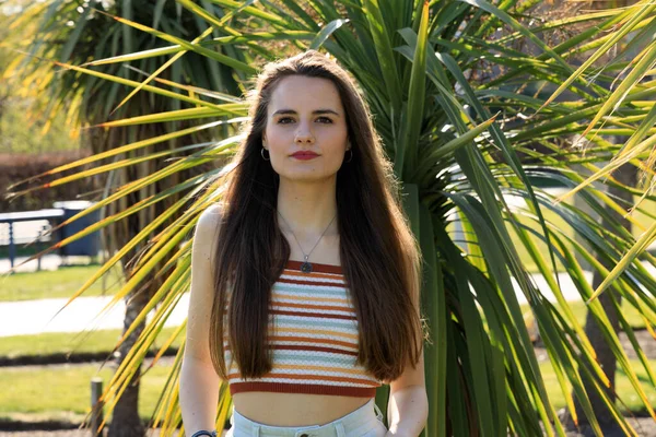 Portrait Young Brunette Woman Standing Palm Tree Park Sunny Day — Stock Photo, Image