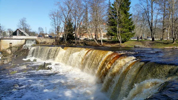 Een Prachtig Uitzicht Een Waterval Een Landelijke Omgeving Een Zonnige — Stockfoto