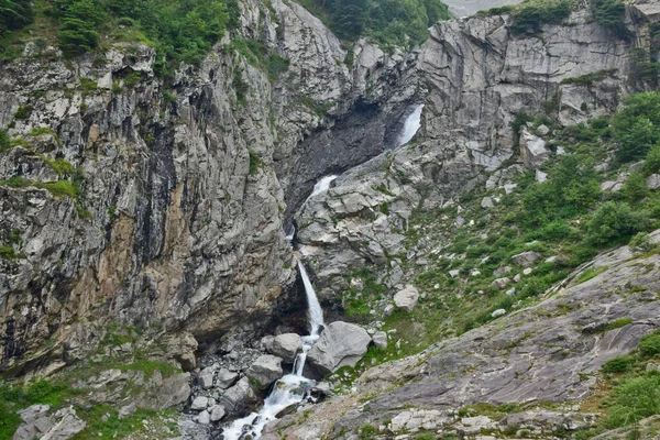 Vysoký Úhel Záběru Hornaté Krajiny Malým Vodopádem — Stock fotografie