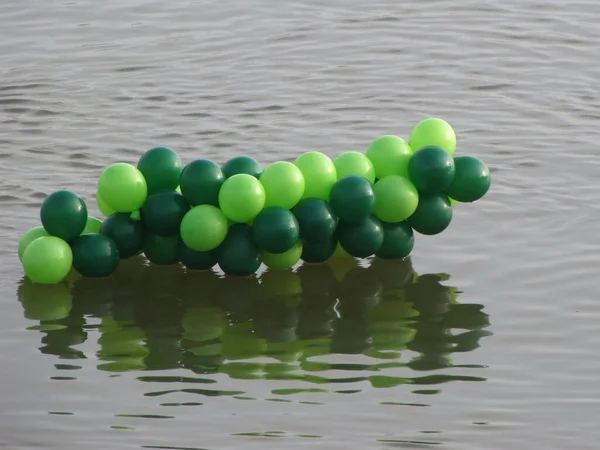 Suda Süzülen Yeşil Tonlarda Bir Grup Balon — Stok fotoğraf