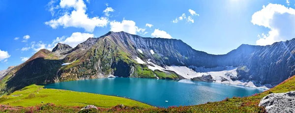 Ein Panoramabild Einer Landschaft Mit See Und Berggipfeln Drumherum — Stockfoto