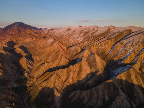 日落时的空中风景 山和岩的美丽景色 黄金时期的干山和岩石 亚美尼亚 — 图库照片