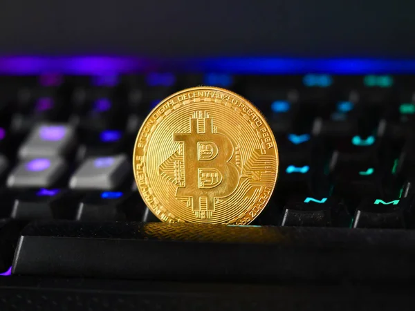 Primer Plano Oro Bitcoin Poner Teclado Rgb Juego — Foto de Stock