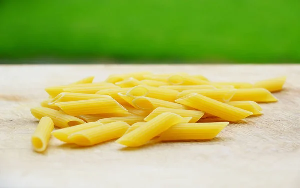 Närbild Penne Vattna Pasta Trä Skärbräda — Stockfoto