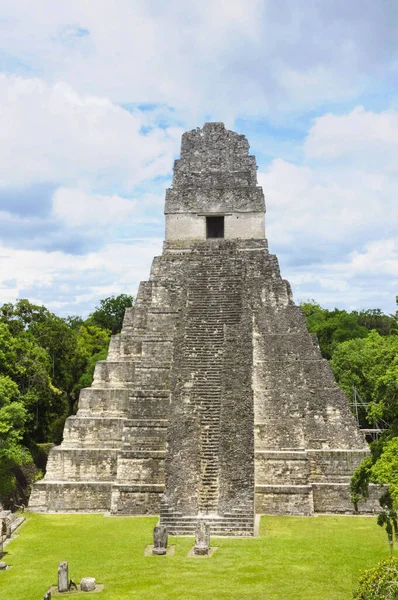 昼間のグアテマラの古代マヤ人の要塞ティカルの垂直ショット — ストック写真